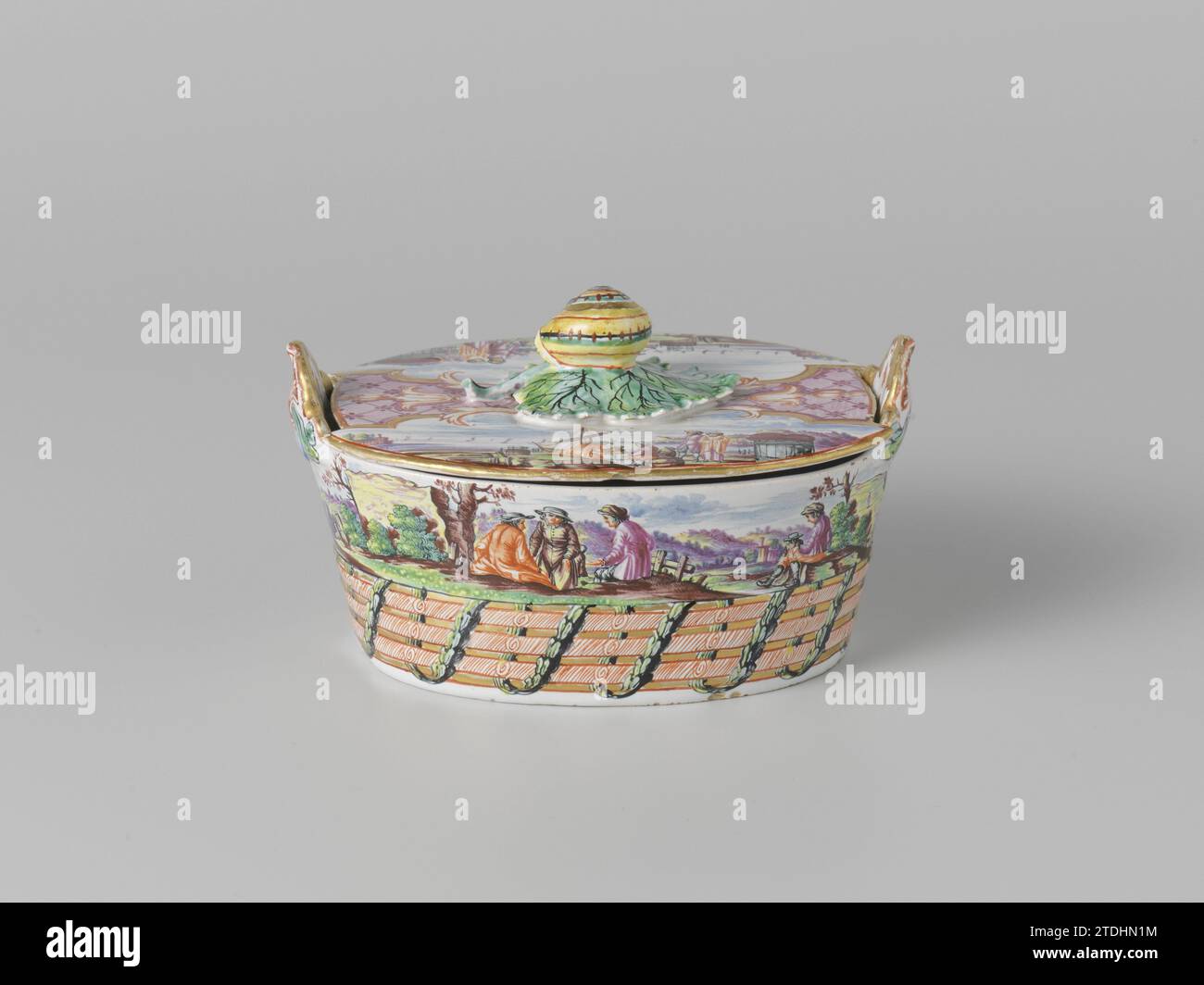 Paire de plats de beurre, anonyme, c. 1740 - c. 1765 flotte de beurre avec des couvertures avec des oreilles en forme de coquillages, multicolore peint avec des figures dans un paysage avec des ruines. Un escargot comme un bouton du couvercle. Marqué 5 en bleu sous-couche (bas) et 6 et 5 l'un sur l'autre (à l'intérieur du couvercle). Le couvercle a l'invnr. BK-1953-61-A-B et la flotte de l'invnr. BK-1953-A-A. La flotte de beurre comprend une copie identique avec invnr. BK-1953-61-B. Delft . Flotte de beurre avec des couvertures avec des oreilles en forme de coquillages, multicolore peint avec des figures dans un paysage avec des ruines. Un escargot comme un bouton du couvercle Banque D'Images