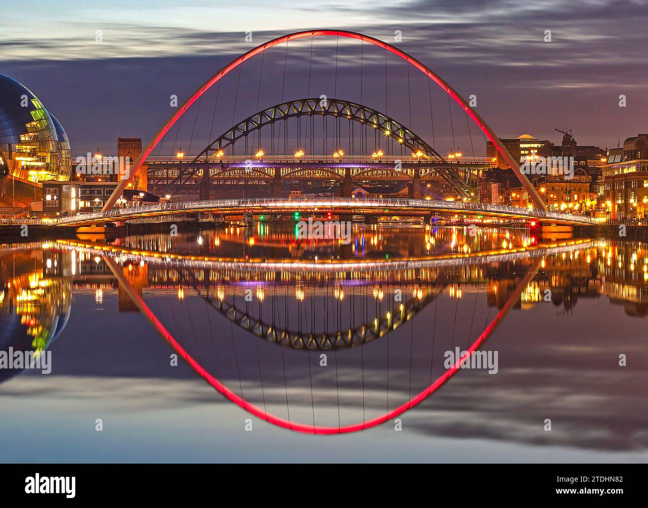 Une vue au crépuscule des ponts de Tyne reflété dans la rivière Tyne regardant vers le pont de Tyne depuis le quai de newcastle Banque D'Images