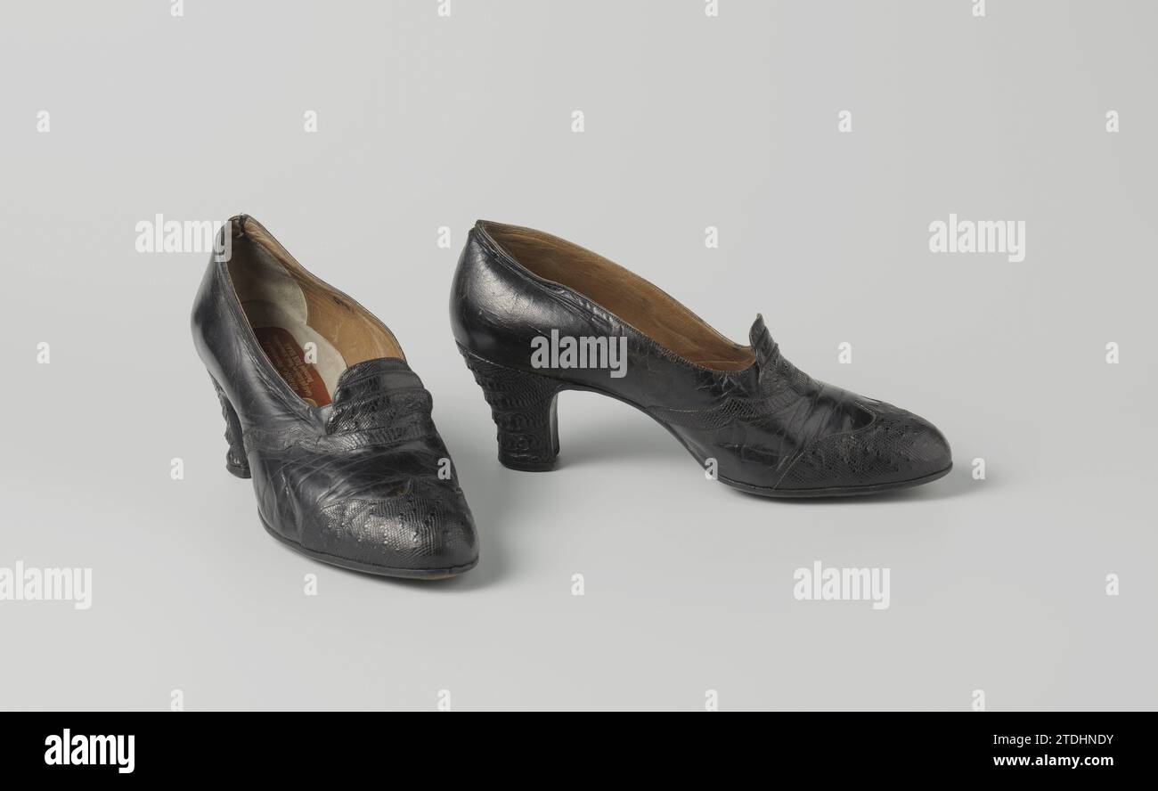 Chaussure pour dames en cuir noir décorée de cuir reptif noir et valve surélevée sur l'instef, H.J. van gaver, c. 1940 - c. 1950 Chaussure pour femmes en cuir noir avec valve surélevée sur le cou-de-pied. Nez arrondi, un morceau de feuille de cuir. L'avant du talon est droit vers le bas dans un angle arrondi. Le côté et l'arrière du talon sont légèrement ajustés et recouverts de cuir de reptile noir. Apprendre derrière avec trois clous collés au talon et à la semelle en cuir. Feuille doublée de cuir marron. Talon doublé de cuir blanc à peu près ivoire. La semelle intérieure est en cuir gris. Décoration : décoré sur Th Banque D'Images