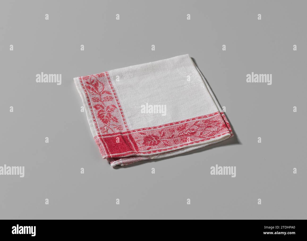 Tissu de doigt de coton damassé avec motif rose et garni d'une bordure rouge, c. 1900 tissu de doigt de coton damassé avec bords rouges, avec des roses et un ornement néo-Louis XIV. La toile n'a pas de Franjerand. Dix chiffons (BK-1973-200-A à BK-1973-200-K) et une nappe (BK-1973-199) font partie de la toile. Belgique (éventuellement) coton (textile) damassé tissu doigt de coton damassé aux bords rouges, avec des roses et un ornement néo-Louis XIV. La toile n'a pas de Franjerand. Dix chiffons (BK-1973-200-A à BK-1973-200-K) et une nappe (BK-1973-199) font partie de la toile. Belgique (éventuellement) coton (texte Banque D'Images