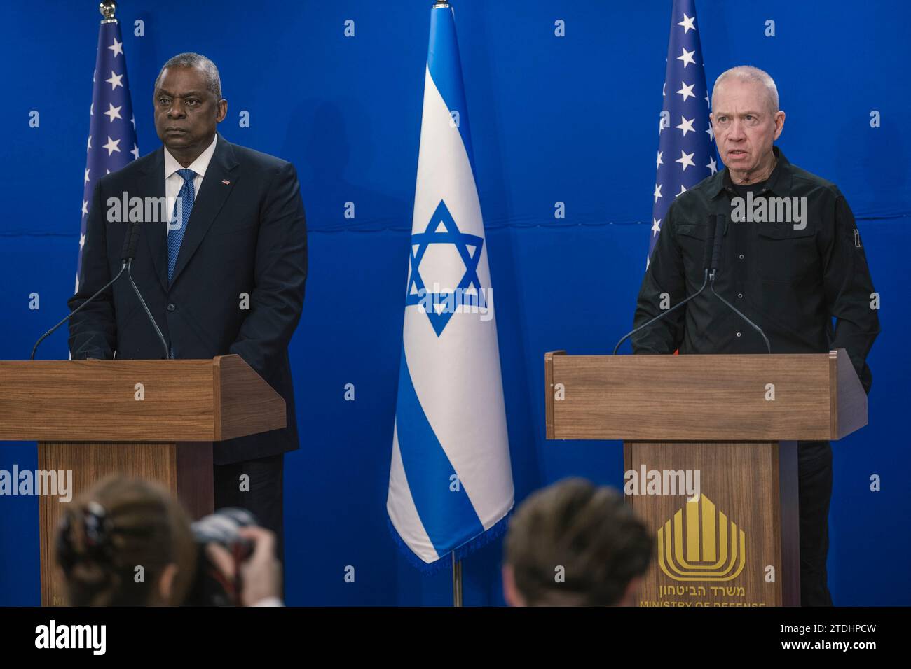 Tel Aviv, Israël. 18 décembre 2023. Le secrétaire américain à la Défense Lloyd Austin, à gauche, écoute une question lors d’une conférence de presse conjointe avec le ministre israélien de la Défense Yoav Gallant, à droite, suite à leur rencontre bilatérale, le 18 décembre 2023 à tel Aviv, Israël. Crédit : Chad McNeeley/DOD photo/Alamy Live News Banque D'Images
