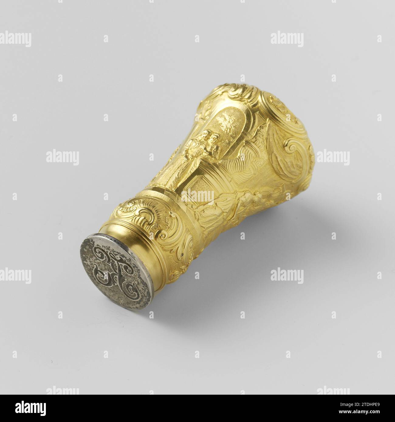 Bouton de souche de marche, appliqué comme cachet, Zecharie Neau (attribué à), 1751 le bouton rond, coulé repose sur une bande légèrement incisée avec un bord supérieur profilé, avec lequel il était attaché à la pourriture. Au-dessus d'une bordure inférieure grillée, il s'élargit vers le sommet voûté. La bordure inférieure est décorée de C-Voluten, de rocailles et d'une guirlande de fleurs. En outre, le mur autour est décoré avec une représentation du jugement de Salomon. Dans un intérieur avec un sol carrelé et une galerie de colonnes qui offre une vue sur un paysage, Solomon est assis sur un siège de trône avec un dos cadré asymétrique, Banque D'Images