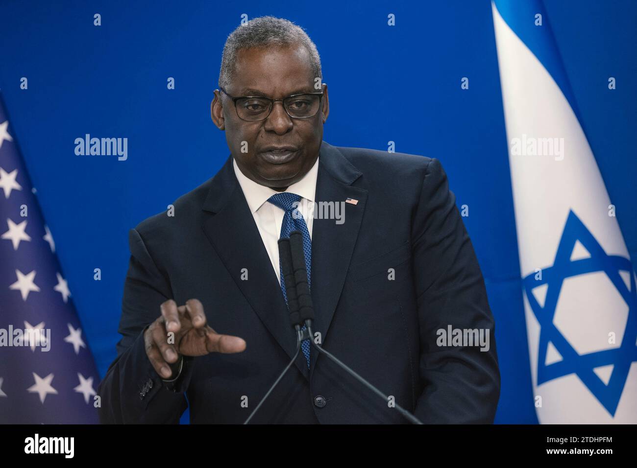 Tel Aviv, Israël. 18 décembre 2023. Le secrétaire américain à la Défense, Lloyd Austin, répond à une question lors d’une conférence de presse conjointe avec le ministre israélien de la Défense, Yoav Gallant, à la suite de leur rencontre bilatérale, le 18 décembre 2023 à tel Aviv, en Israël. Crédit : Chad McNeeley/DOD photo/Alamy Live News Banque D'Images