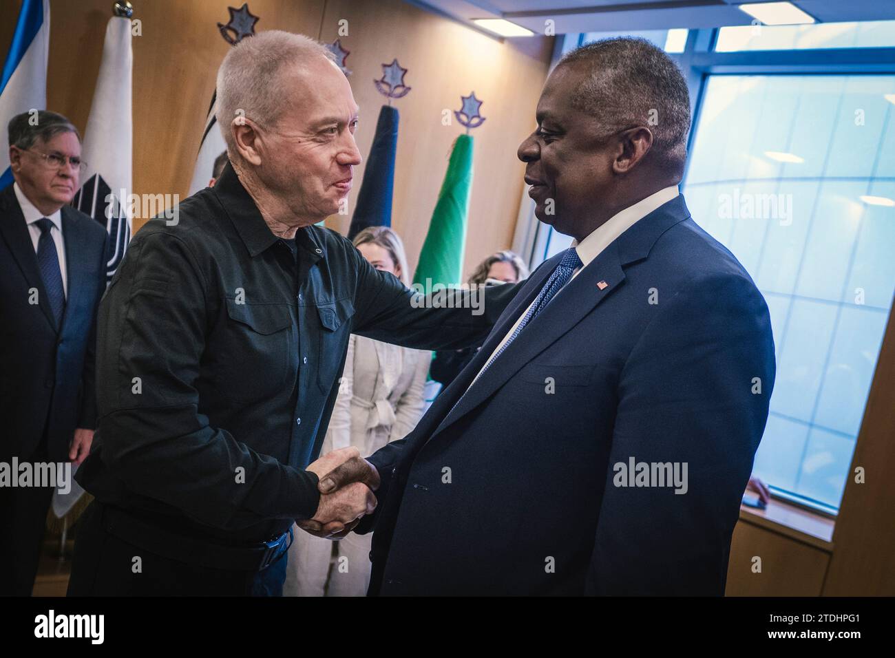 Tel Aviv, Israël. 18 décembre 2023. Le secrétaire américain à la Défense Lloyd Austin, à droite, est accueilli par le ministre israélien de la Défense Yoav Gallant, à gauche, avant une réunion bilatérale, à gauche, le 18 décembre 2023 à tel Aviv, Israël. Crédit : Chad McNeeley/DOD photo/Alamy Live News Banque D'Images