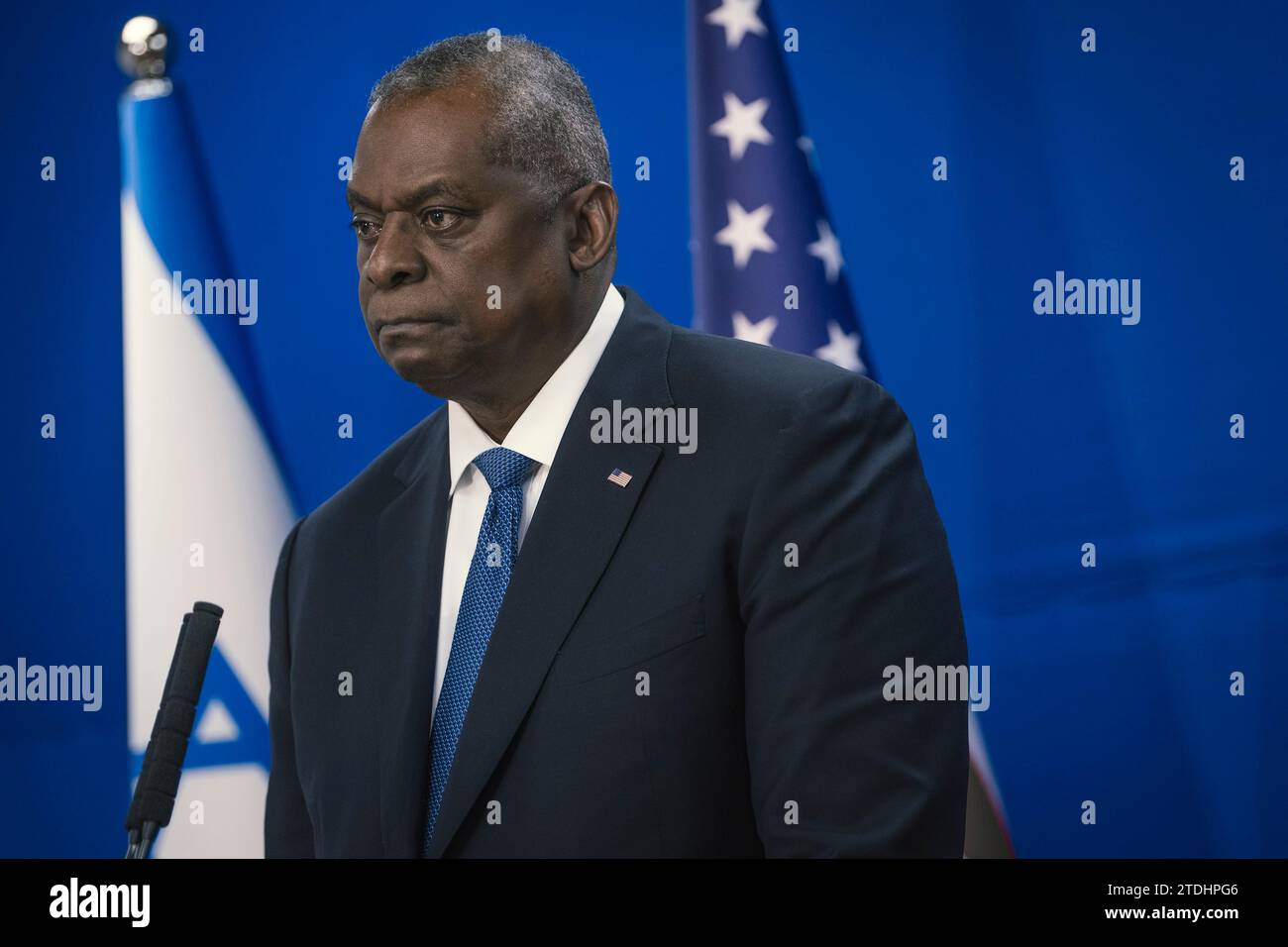 Tel Aviv, Israël. 18 décembre 2023. Le secrétaire américain à la Défense, Lloyd Austin, écoute une question lors d’une conférence de presse conjointe avec le ministre israélien de la Défense, Yoav Gallant, à la suite de leur rencontre bilatérale, le 18 décembre 2023 à tel Aviv, en Israël. Crédit : Chad McNeeley/DOD photo/Alamy Live News Banque D'Images