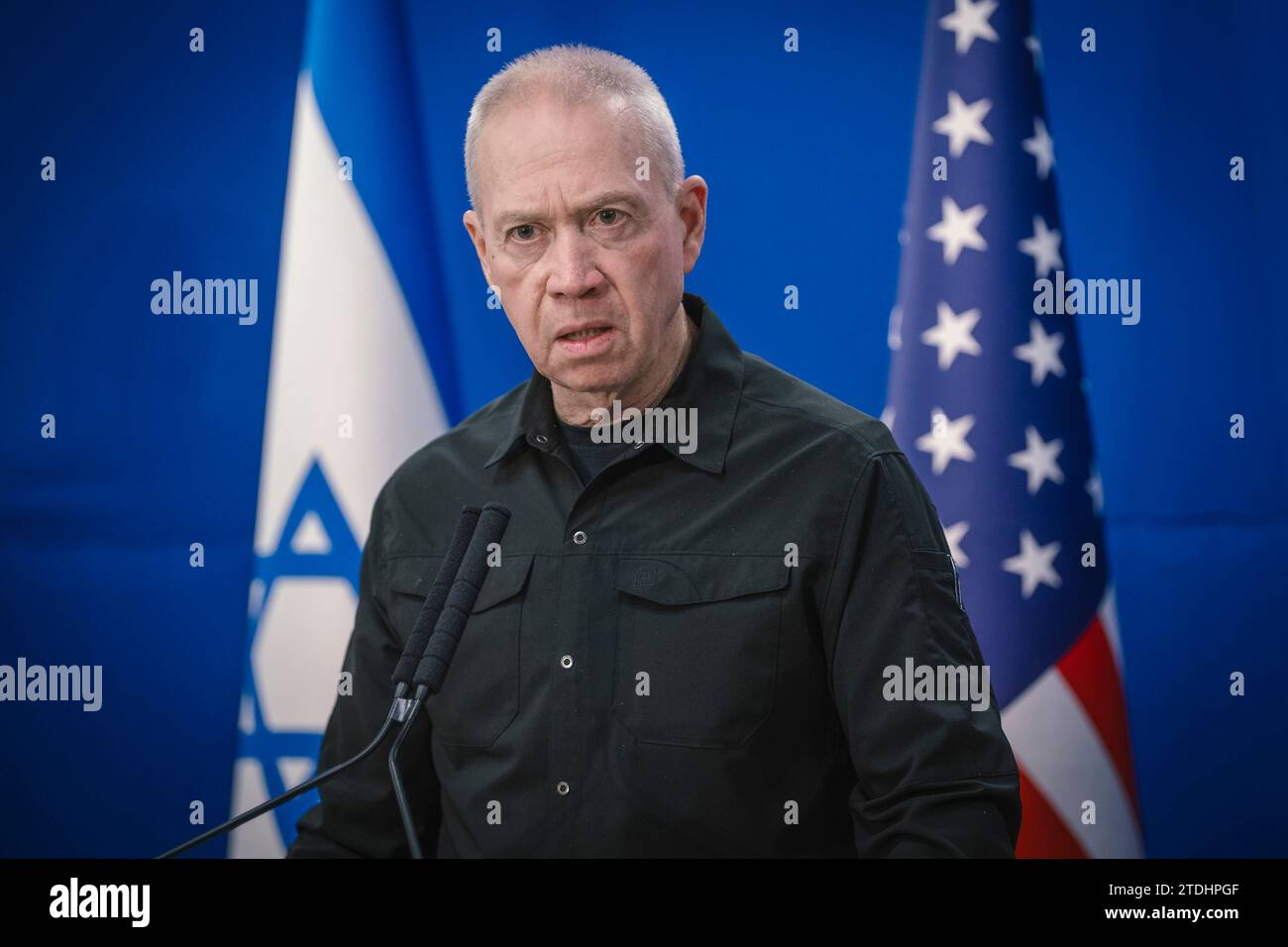 Tel Aviv, Israël. 18 décembre 2023. Le ministre israélien de la Défense Yoav Gallant écoute une question lors d’une conférence de presse conjointe avec le secrétaire américain à la Défense Lloyd Austin à la suite de leur rencontre bilatérale, le 18 décembre 2023 à tel Aviv, en Israël. Crédit : Chad McNeeley/DOD photo/Alamy Live News Banque D'Images