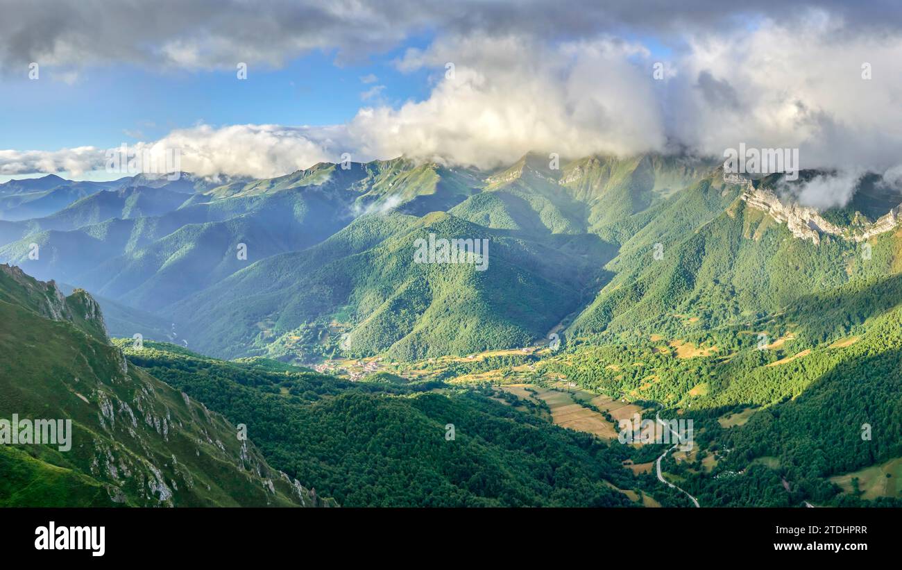 Fuente de point de vue avec une vue impressionnante sur les sommets du parc national de l'Europe. Fuente de, Cantabrie, Espagne. Banque D'Images