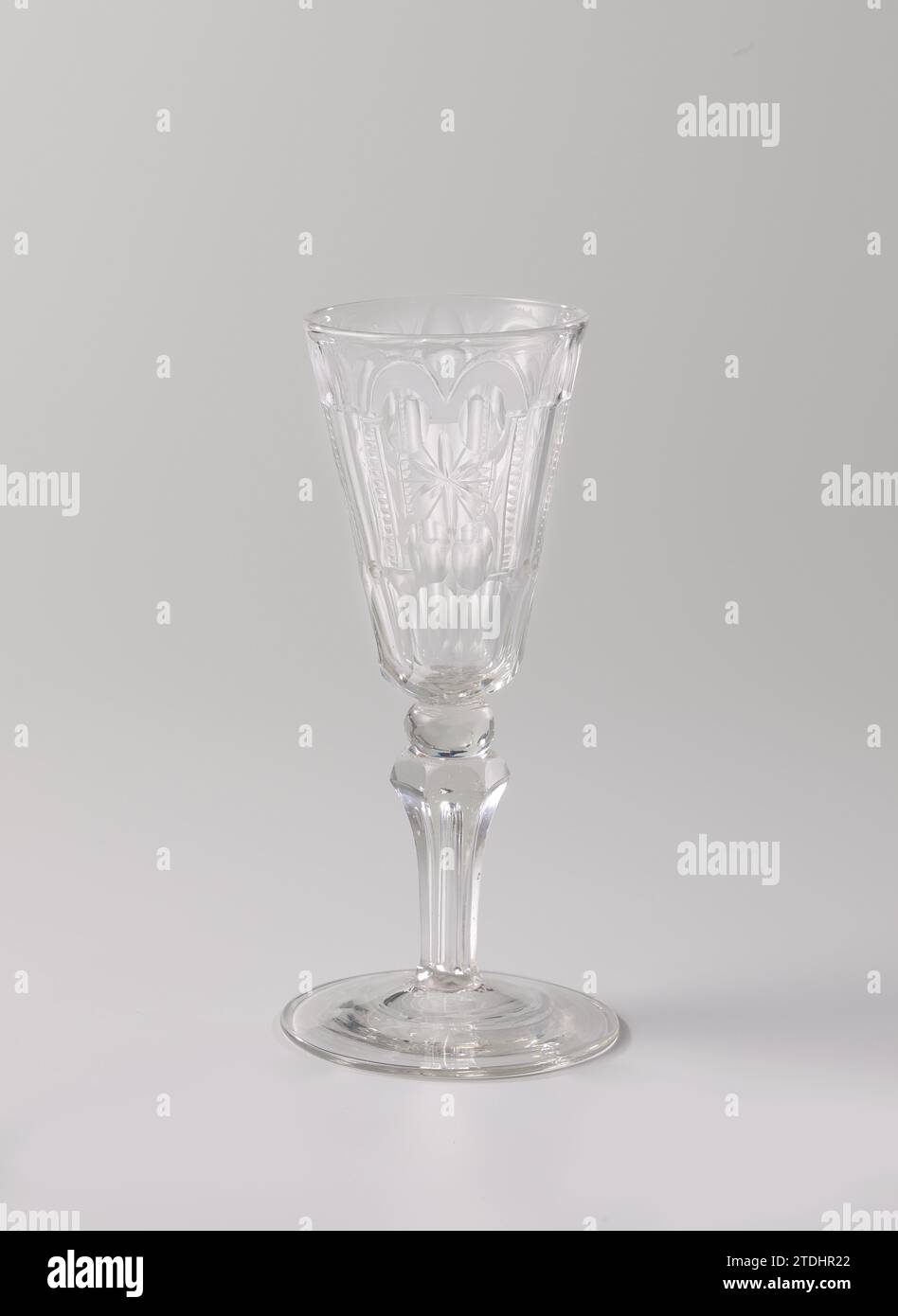 Verre de calice avec des arcs doubles, des étoiles et des pilastres, anonyme, c. 1725 - c. 1775 verre de calice avec tribu de balustres polygonaux dans lequel une bulle allongée. Calice avec des facettes le long de la face inférieure au-dessus desquelles un motif géométrique aiguisé de doubles arcs, étoiles et pilastres. Verre Bohemia verre soufflant verre Calice avec tribu balustre polygonal dans lequel une bulle allongée. Calice avec des facettes le long de la face inférieure au-dessus desquelles un motif géométrique aiguisé de doubles arcs, étoiles et pilastres. Soufflage de verre Bohemia Banque D'Images