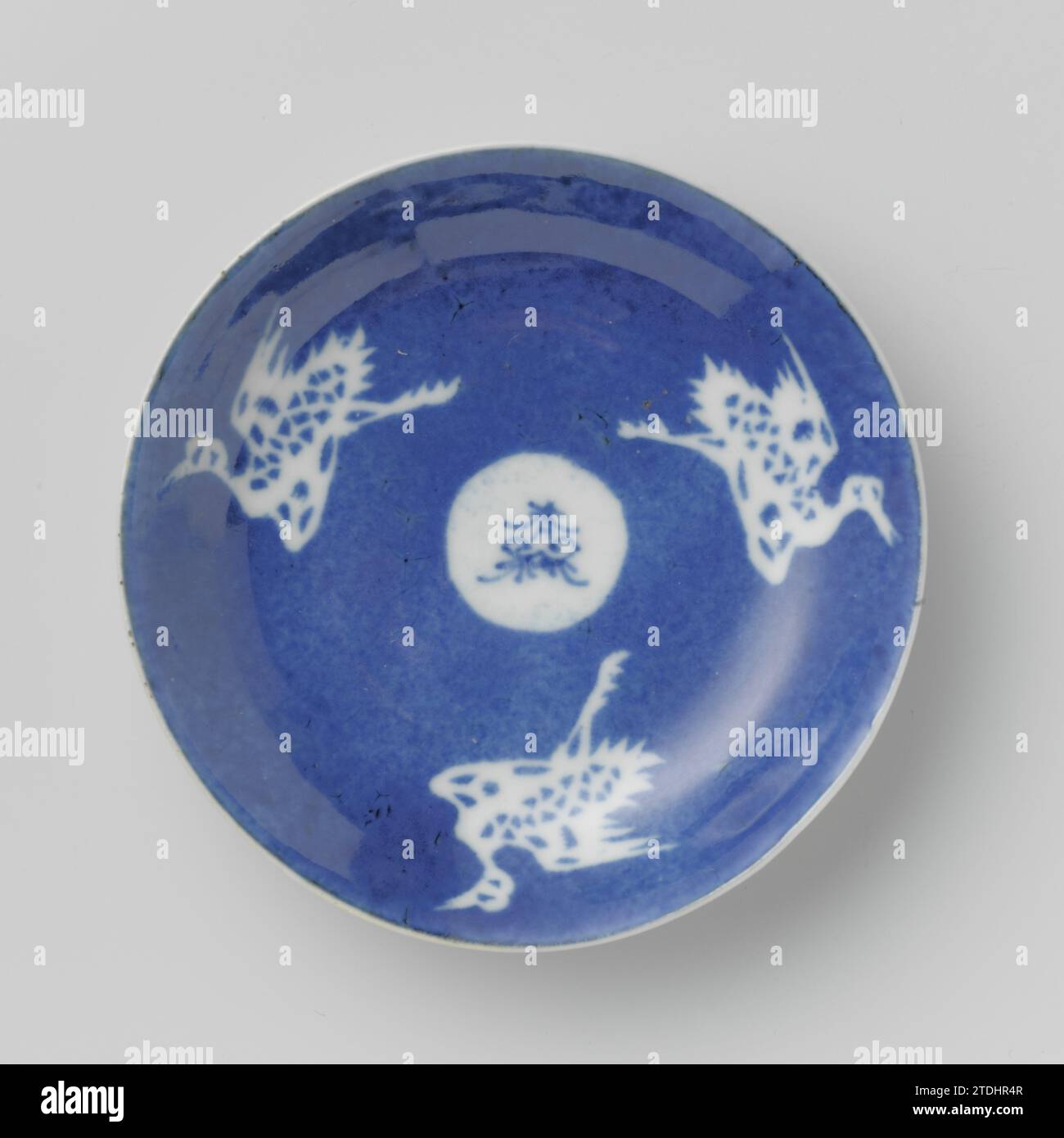 Soucoupe avec bleu poudre et grues, c. 1700 - c. 1724 soucoupe en porcelaine, peinte en bleu sous glaçage. Avec tête de thé (AK-RBK-15855-A-1). Bleu poudré. Porcelaine de Chine. glaçage. Cobalt (minéral) peinture / vitrification soucoupe en porcelaine, peinte en bleu sous glaçure. Avec tête de thé (AK-RBK-15855-A-1). Bleu poudré. Porcelaine de Chine. glaçage. cobalt (minéral) peinture / vitrification Banque D'Images