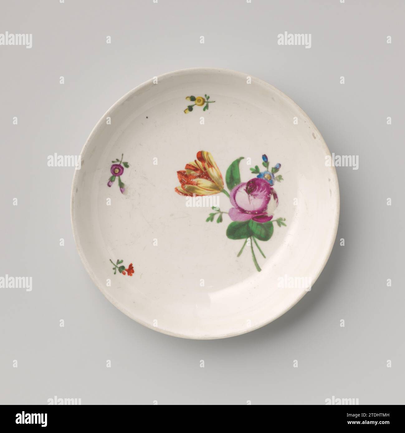 Soucoupe avec bouquet et sprays de fleurs, manufacture de porcelaine impériale, 1809 plat en porcelaine avec un bord lobé, peint sur le glaçage en bleu, rouge, rose, vert et jaune. Sur le plat un bouquet de fleurs différentes (y compris la pivoine) entouré de branches de fleurs. Marqué sur la face inférieure avec le bouclier, la lettre A et les chiffres 90, 12 et le numéro de l'année 809. Porcelaine de Vienne. glaçage. Peinture / vitrification plat en porcelaine avec un bord lobé, peint sur le glaçage en bleu, rouge, rose, vert et jaune. Sur le plat un bouquet de fleurs différentes (y compris la pivoine) entouré de branches de fleurs. Marque Banque D'Images