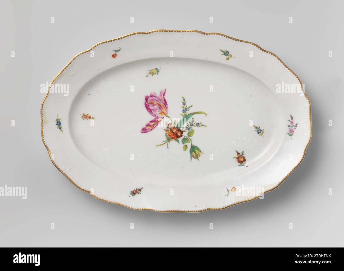 Soucoupe en porcelaine, manufacture Oud-Loosdrecht, c. 1774 - c. 1784 Subtotel de porcelaine. Peint avec des bouquets et des fleurs saupoudrées. Porcelaine Loosdrecht Subtotel de porcelaine. Peint avec des bouquets et des fleurs saupoudrées. Porcelaine de Loosdrecht Banque D'Images