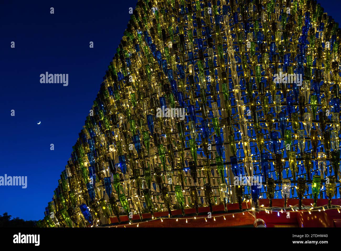 Għajnsielem arbre de Noël. Le sapin de Noël en fer de 60 mètres de haut décoré de 5 000 bouteilles en verre illuminées a reçu le titre de plus bel arbre de Noël d'Europe en 2021 à Mġarr, Malte Banque D'Images