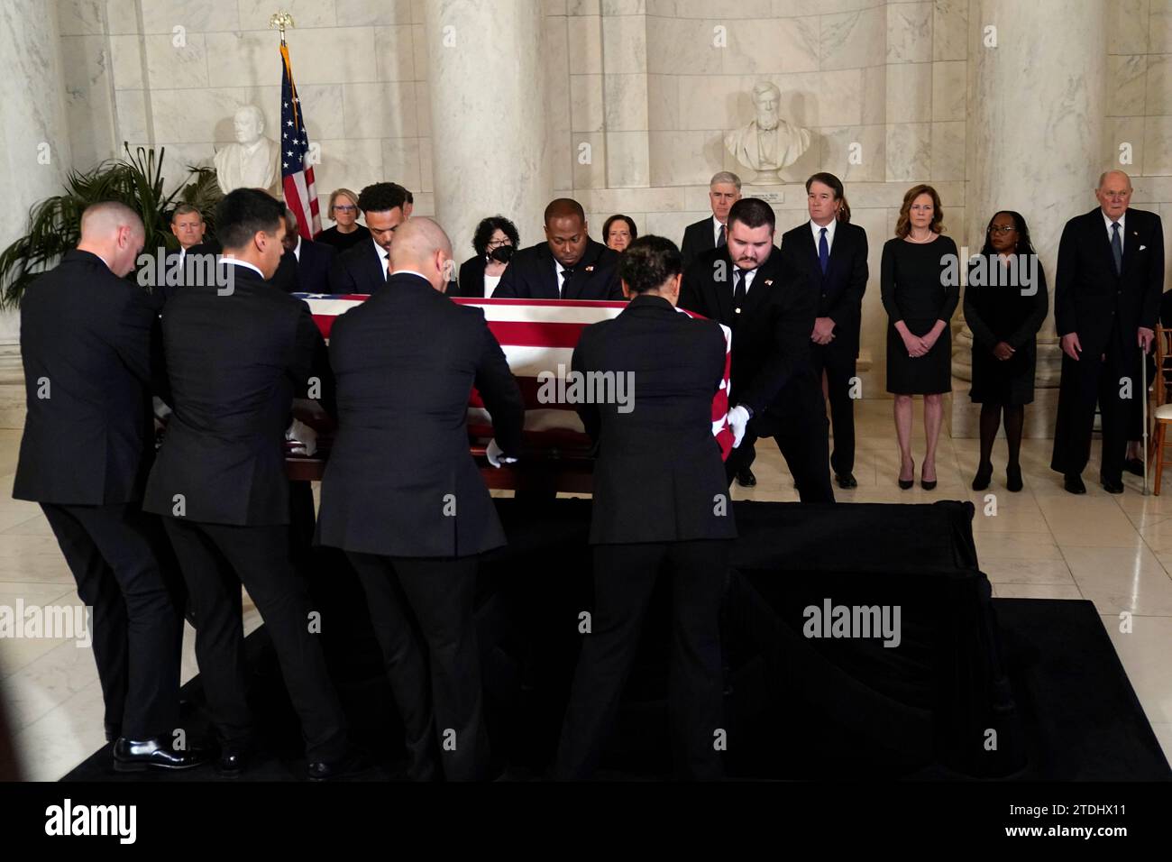 Les policiers de la Cour suprême des États-Unis placent le cercueil drapé de drapeau de Sandra Day O'Connor, juge à la retraite de la Cour suprême, sur le Lincoln Catafalque avant un service privé dans le Grand Hall de la Cour suprême de Washington, le lundi 18 décembre 2023. De gauche à droite, les juges associés de la Cour suprême Clarence Thomas, Samuel Alito, Sonia Sotomayor Elena Kagan, Neil Gorsuch, Brett Kavanaugh, Amy Coney Barrett, Ketanji Brown Jackson et le juge à la retraite Anthony Kennedy. Le juge O'Connor, originaire de l'Arizona, est la première femme à siéger au plus haut tribunal du pays, servi à partir de 1981 unt Banque D'Images