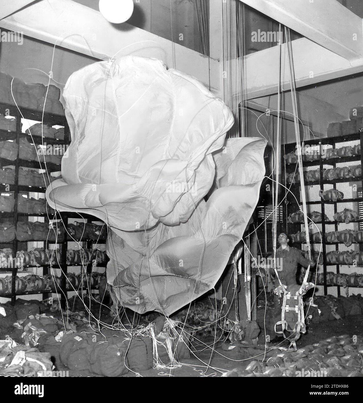 Alcalá de Henares. 12/01/1957. Parachutistes de l'armée. Examen du matériel. Crédit : Album / Archivo ABC / Teodoro Naranjo Domínguez Banque D'Images