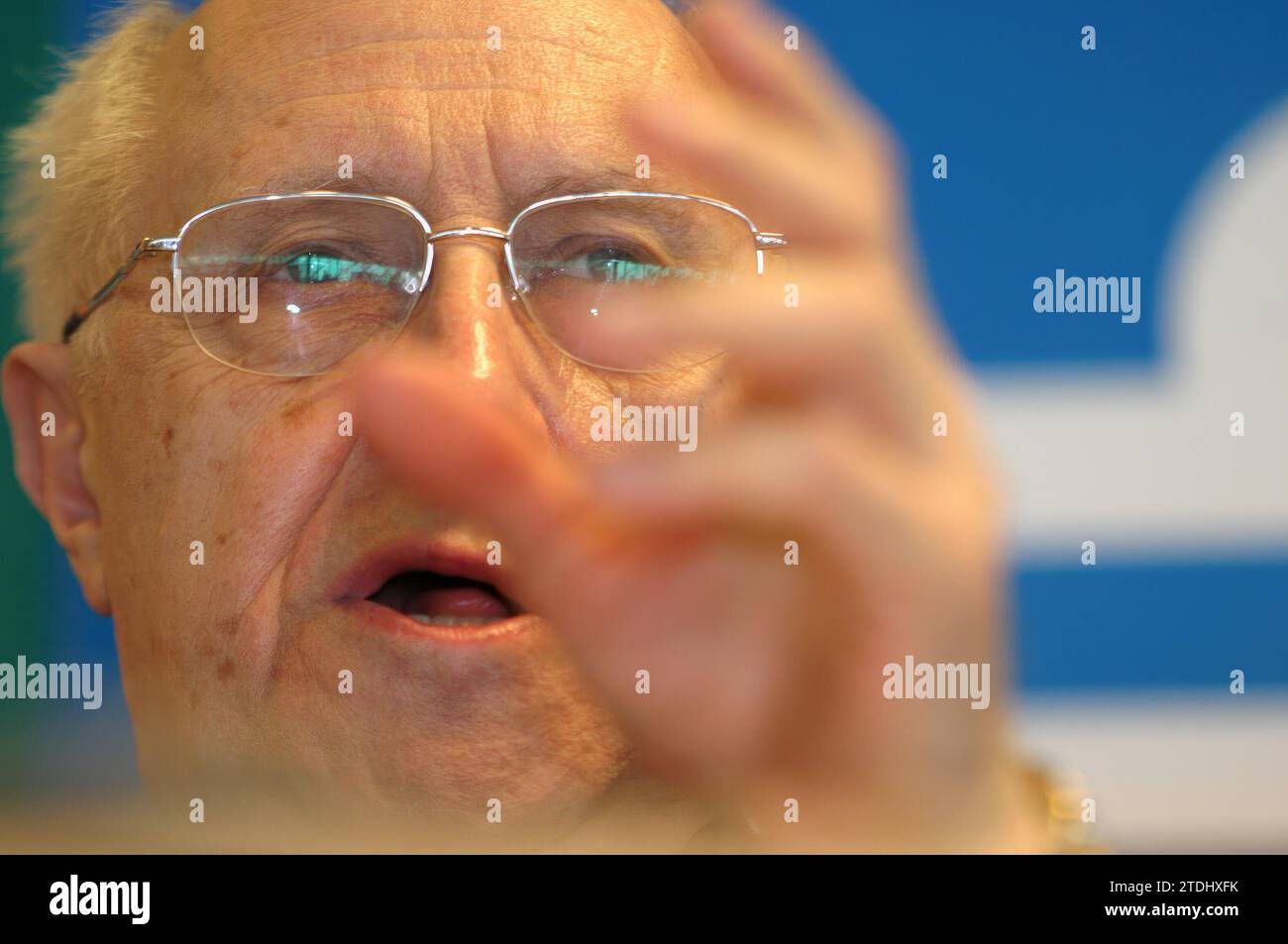 BARCELONE 12.5,2004.- le violoncelliste russe Mstislav Rostropovich (d) et le maire de Barcelone et président du Forum 2004, Joan Clos (i), lors de la conférence de presse qui a été offerte aujourd'hui au Forum, pour présenter le concert qui apportera le Requiem de Benjamin Britten à l'Auditorium de Barcelone vendredi prochain....FTOS.ELENA CARRERAS...ARCHDC. Crédit : Album / Archivo ABC / Elena Carreras Banque D'Images