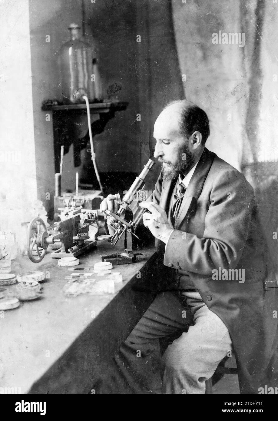 12/31/1905. Don Santiago Ramón y Cajal dans son laboratoire de recherche biologique. Crédit : Album / Archivo ABC Banque D'Images