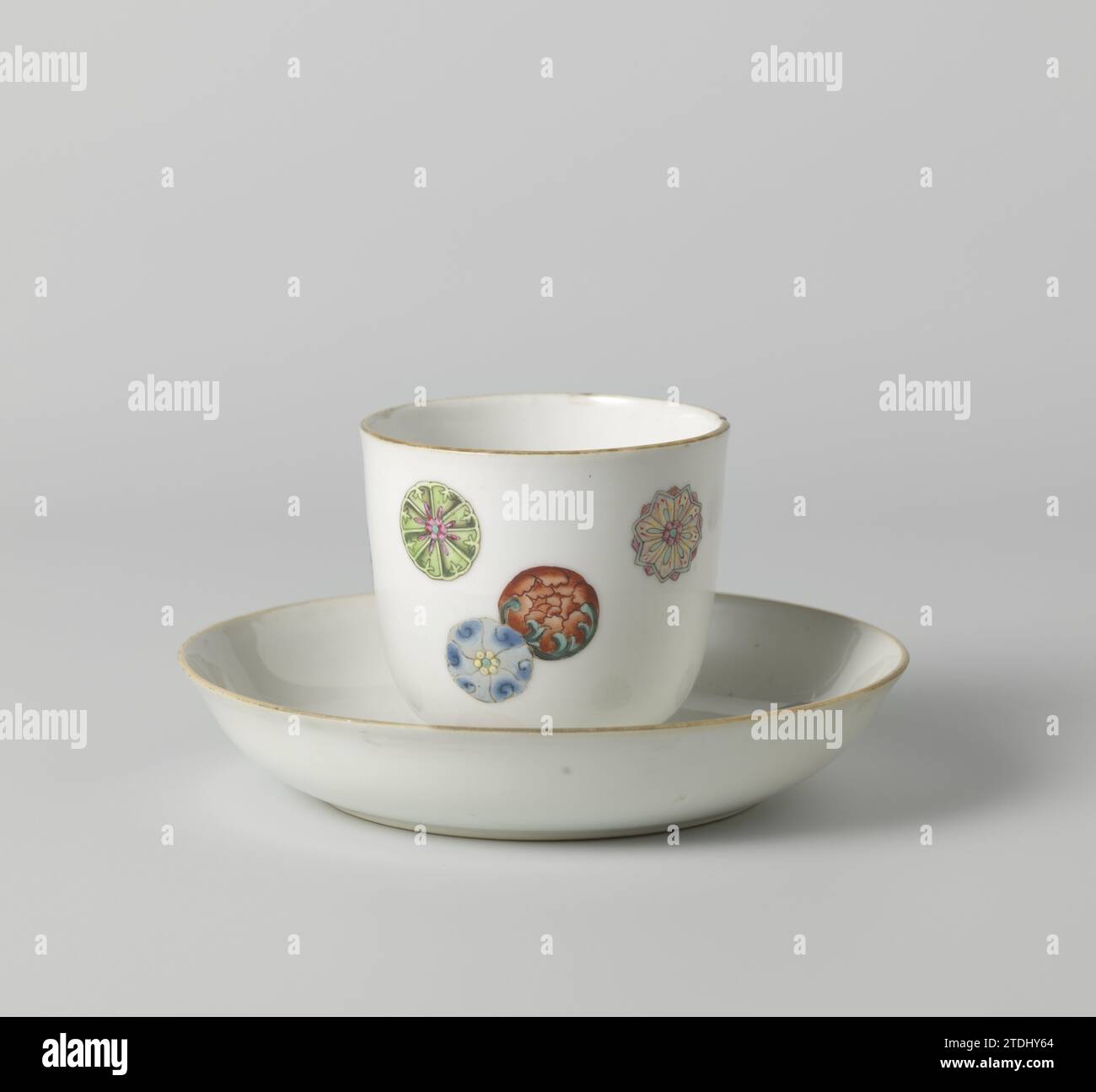 Tasse à côtés droits et soucoupe avec fleurs stylisées éparpillées, anonyme, c. 1840 - c. 1860 tasse et soucoupe en porcelaine avec mur droit, peintes sur le glaçage en bleu, rouge, rose, vert, jaune et noir. Sept fleurs lâches et stylisées sur le devant du plat. La tête avec la même décoration. Tous deux marqués sur le dessous avec la marque de sceau à six caractères de l'empereur Qianlong. Une puce dans le bord de la tête. Famle Rose. Porcelaine de Chine. glaçage. Peinture / vitrification tasse et soucoupe en porcelaine avec paroi droite, peinte sur la glaçure en bleu, rouge, rose, vert, jaune et noir. Sept loose, styli Banque D'Images