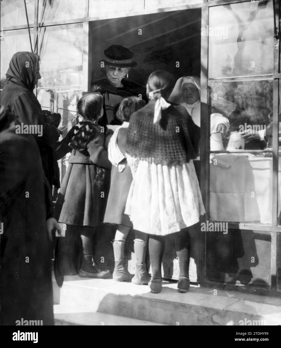 01/31/1920. Madrid. Dans les laundresses Asylum. Sa Majesté la Reine María Cristina (X), distribuant des rations aux pauvres. Photo : duke. Crédit : Album / Archivo ABC / Julio Duque Banque D'Images