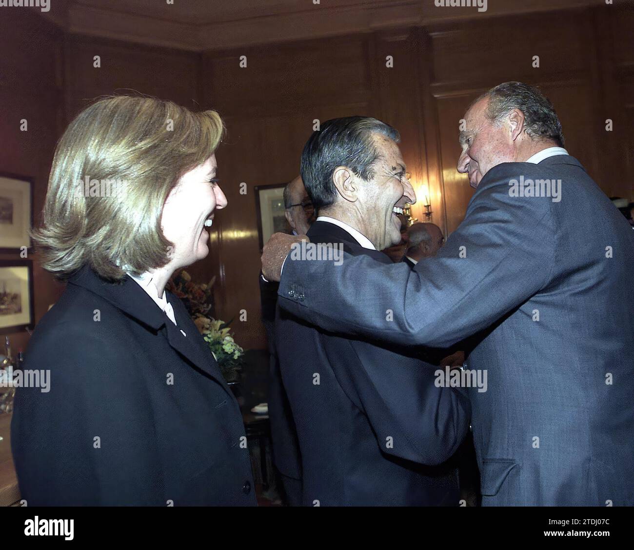 04/10/2002. Madrid 4/11/02. Remise du prix par le Groupe Correo-Prensa Española. Dans l'image Adolfo Suárez, Juan Carlos I et Catalina Luca de Tena. Photo : Ernesto Agudo. ARCHDC. Crédit : Album / Archivo ABC / Ernesto Agudo Banque D'Images