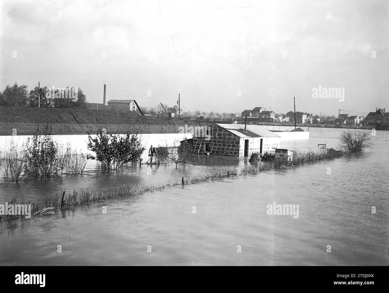 11/15/1910. L'inondation de la Seine à Paris. Les inondations à Vitry. Maison qui a été détruite par l'inondation de janvier et vient d'être reconstruite et a été complètement inondée. Crédit : Album / Archivo ABC / M. Rol Banque D'Images 11/15/1910. L'inondation de la Seine à Paris. Les inondations à Vitry. Maison qui a été détruite par l'inondation de janvier et vient d'être reconstruite et a été complètement inondée. Crédit : Album / Archivo ABC / M. Rol Banque D'Images