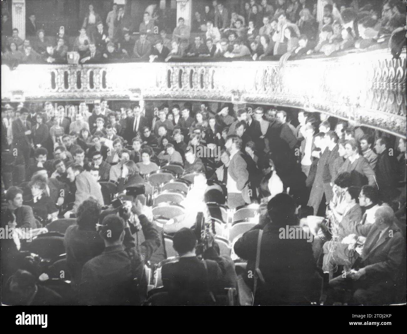 Paris (France), mai 1968. Après avoir occupé le célèbre théâtre de l’Odéon, les étudiants manifestants parisiens entament une série de conventions publiques. Crédit : Album / Archivo ABC Banque D'Images