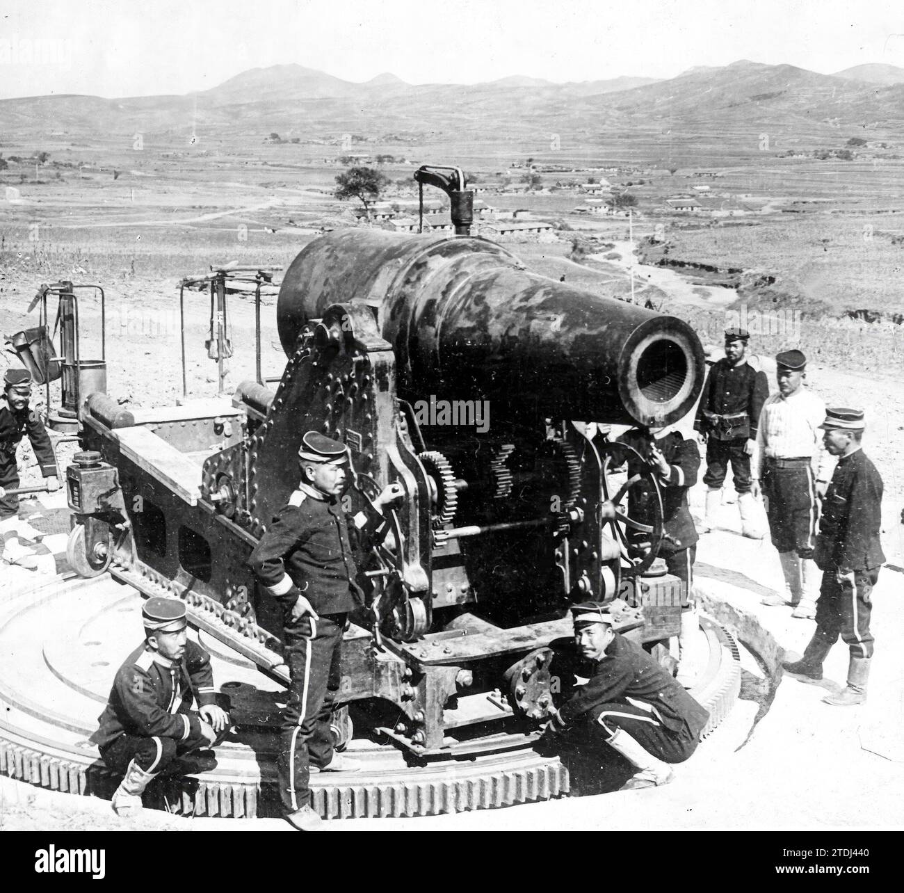 12/31/1903. Regardant dans un Canyon, à partir duquel de grosses bombes ont été larguées dans Port Arthur. Dans la guerre russo-japonaise. Crédit : Album / Archivo ABC Banque D'Images