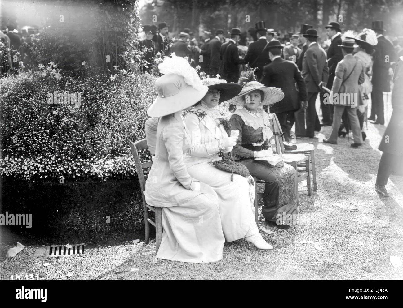 Paris, 05/26/1911. Trois parisiens élégants en tenues à la mode aux courses de Longchamps. Crédit : Album / Archivo ABC / M. Rol Banque D'Images