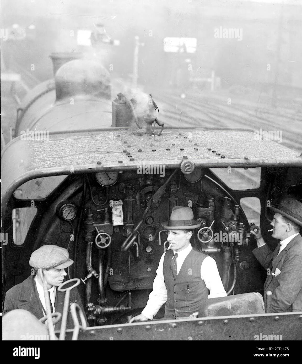 05/01/1926. Londres. Comment combattre la grève. Travailleurs bénévoles recevant des leçons de conduite de locomotive à King's Cross Station. Crédit : Album / Archivo ABC / Photopress Banque D'Images