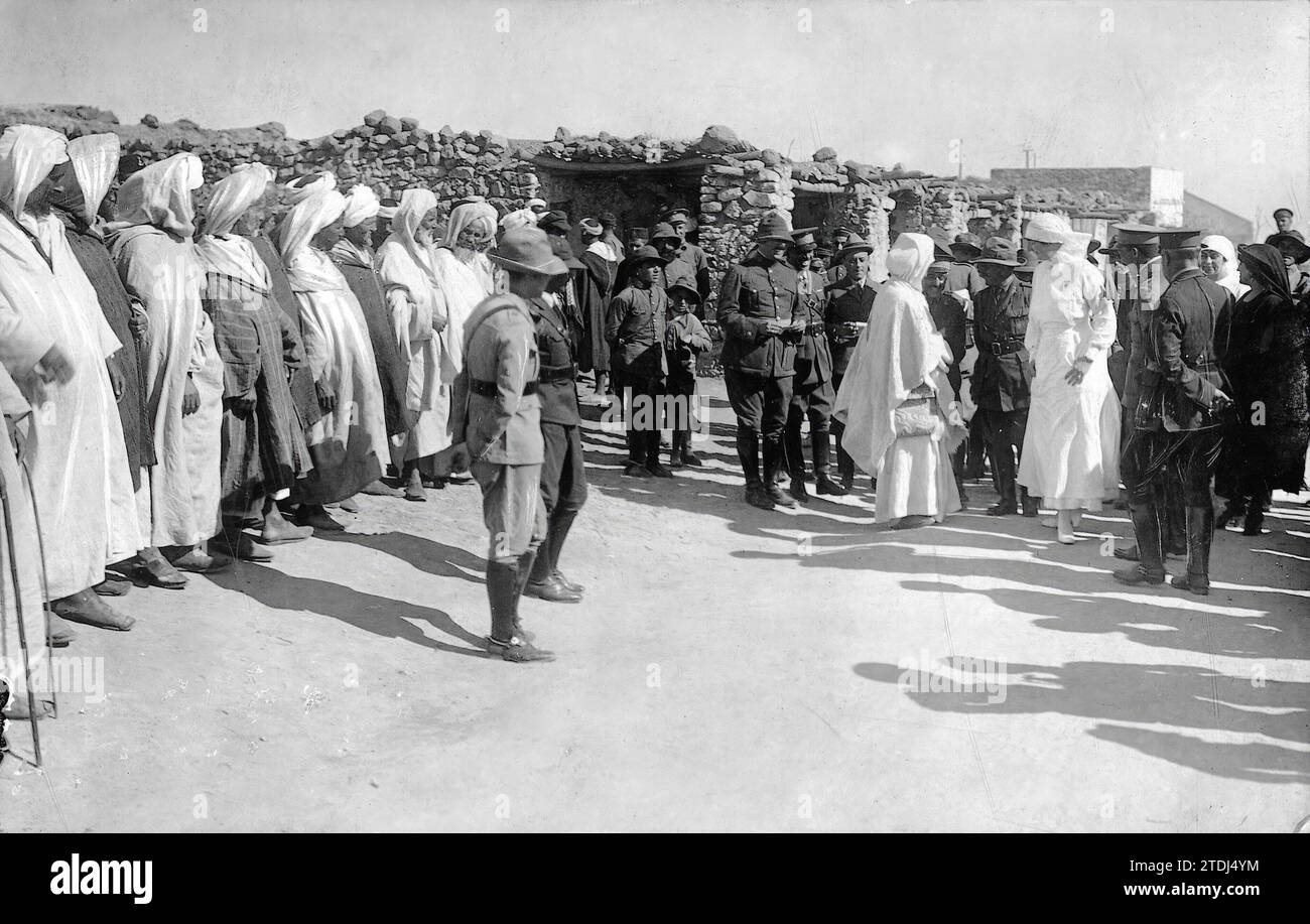 10/31/1921. Melilla. Dans le camp du souk el HAD. Son Altesse l'Infante Doña Luisa est complimentée par Caïd Abd-El-Kader et d'autres chefs maures de Benisicar. Crédit : Album / Archivo ABC / Lázaro Banque D'Images