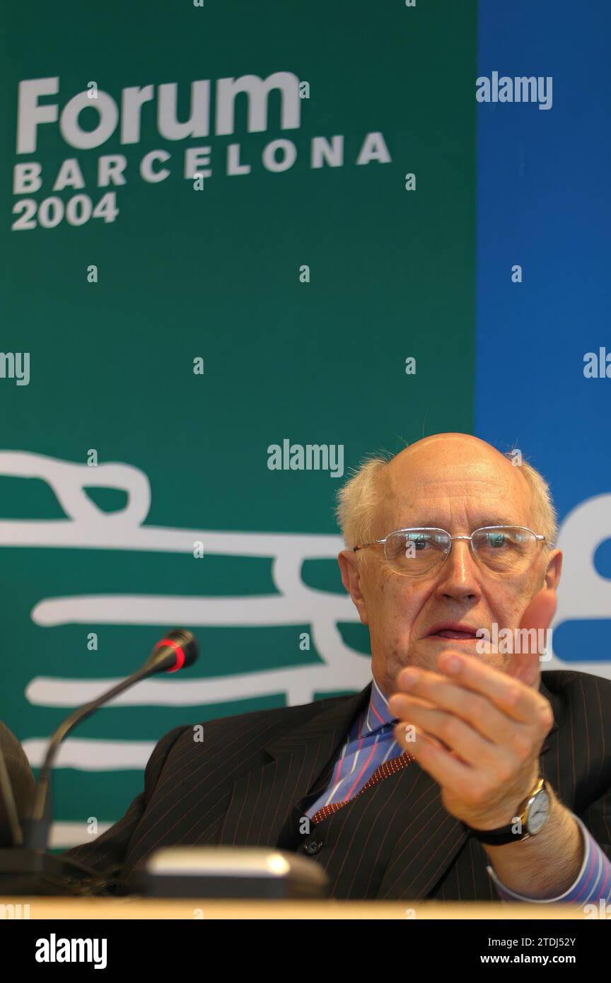 BARCELONE 12.5,2004.- le violoncelliste russe Mstislav Rostropovich (d) et le maire de Barcelone et président du Forum 2004, Joan Clos (i), lors de la conférence de presse qui a été offerte aujourd'hui au Forum, pour présenter le concert qui apportera le Requiem de Benjamin Britten à l'Auditorium de Barcelone vendredi prochain....FTOS.ELENA CARRERAS...ARCHDC. Crédit : Album / Archivo ABC / Elena Carreras Banque D'Images