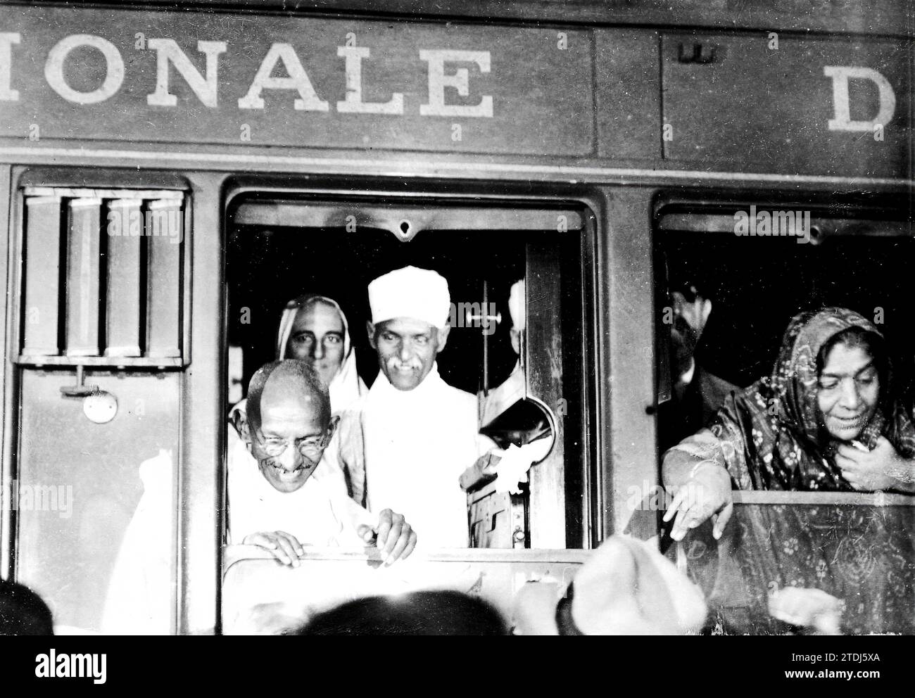 09/11/1931. Gandhi est accueilli par la foule à son arrivée à la gare de Paris. Crédit : Album / Archivo ABC Banque D'Images