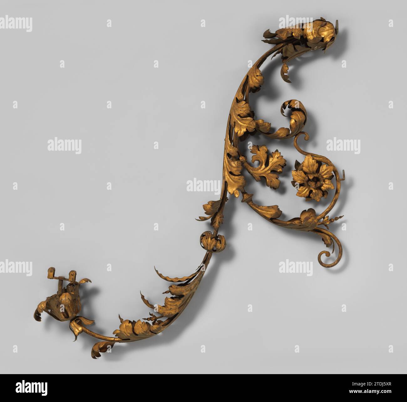 Bras mural en fer doré, de Verz. Mannheimer., 1700 Un bras mural en fer doré. Formé par un long, orienté, avec des feuilles occupées élancées qui se plie à la fin et se termine par une fleur après un nodus. Juste au-dessous du milieu, une deuxième germe vers le rang de pliage de mur avec un nodus en forme de disque pour le milieu. Cette élancée avec une boisson secondaire de retour est fixée avec des feuilles et se termine par une fleur. Venant de la collection du Dr F. Mannheimer. Venise fer (métal) dorant Un bras mural en fer doré. Formé par un long, orienté, avec des feuilles occupées élancées qui se plie à la fin et se termine par une fleur après un nodus. Banque D'Images