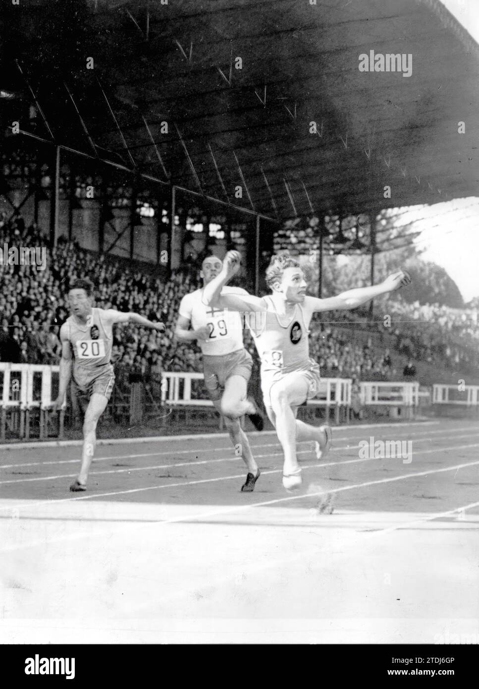 09/30/1926. Paris - dans le stade olympique de Colombes - du match international France - Suède. Fin de la course de 100 mètres Dash qui a été remportée par le Français Renato Mourlon (X) en 10 secondes 4 cinquièmes -. Crédit : Album / Archivo ABC Banque D'Images