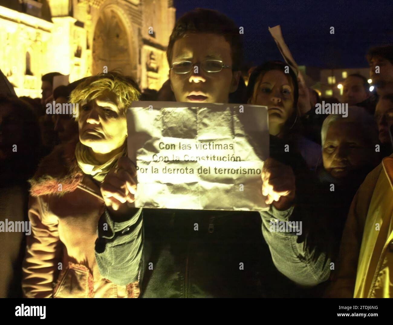 03/11/2004. Lion. 03-12-04. Manifestation à Leon contre le terrorisme. Archdc............................................................................................. Ana M. Ten. Crédit : Album / Archivo ABC / Ana María Díez Banque D'Images 03/11/2004. Lion. 03-12-04. Manifestation à Leon contre le terrorisme. Archdc............................................................................................. Ana M. Ten. Crédit : Album / Archivo ABC / Ana María Díez Banque D'Images