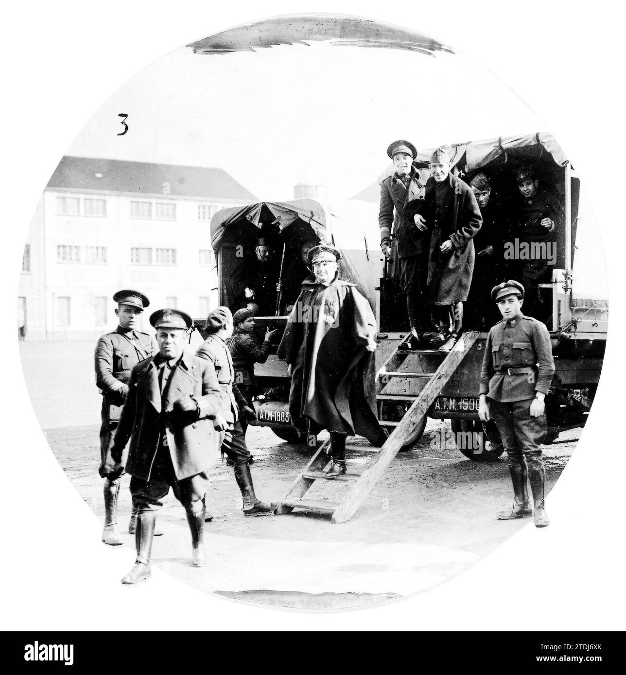 03/16/1931. Les personnes poursuivies pour l'insurrection de Jaca descendent des camions à la caserne de Victoria pour comparaître devant un conseil de guerre. Crédit : Album / Archivo ABC Banque D'Images