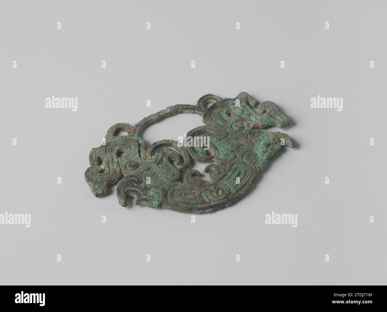 Applique avec deux têtes de monstre., Anonyme, -800 --500 deux têtes de monstre reliées par deux pneus. Chine bronze (métal) deux têtes de monstre reliées par deux pneus. Bronze chinois (métal) Banque D'Images