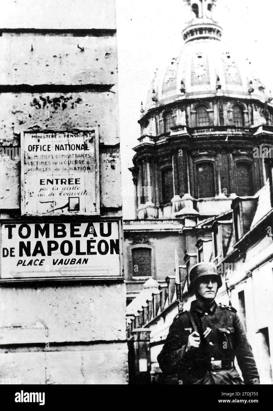 05/31/1941. Des soldats allemands dressent la garde au tombeau de Napoléon. Crédit : Album / Archivo ABC Banque D'Images