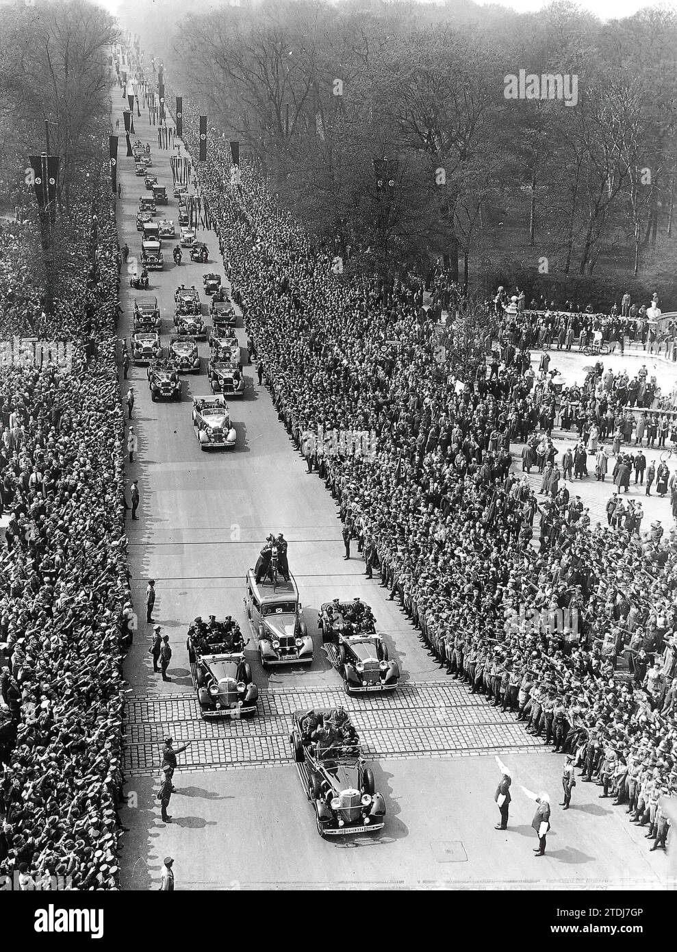 12/31/1935. Le Führer parcourt triomphalement les six kilomètres de l'Opéra au Lustgarten où un événement officiel a eu lieu à l'occasion de la Journée nationale du peuple allemand. Sur la photo, vous pouvez voir la voiture d'Adolf Hitler à côté de la porte de Brandebourg. Crédit : Album / Archivo ABC / Ortiz Banque D'Images