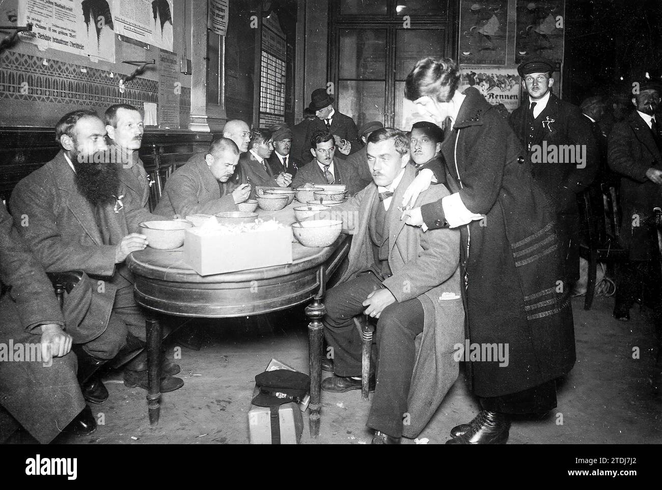 02/28/1921. Berlin. À la gare est. Arrivée des premiers prisonniers rapatriés de Russie. Photo : Photothek -. Crédit : Album / Archivo ABC / Photothek Banque D'Images