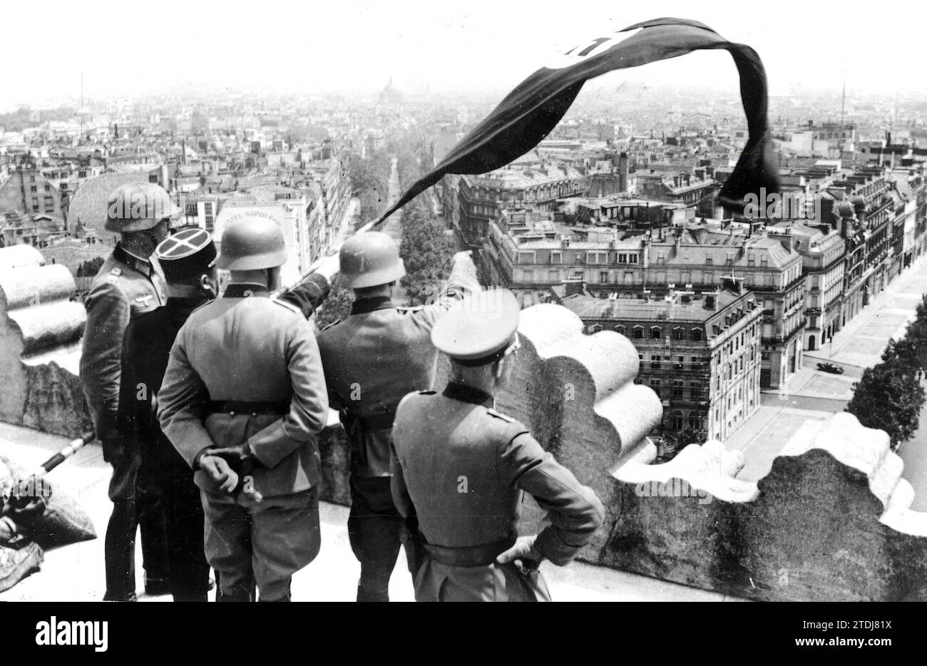 Paris. 06/22/1940. Entrée des troupes allemandes à Paris. Drapeau allemand sur l'Arc de Triomphe sur la place Charles de Gaulle, anciennement appelé place de l'étoile, photographié par le photographe hitlérien Hoffmann. Crédit : Album / Archivo ABC / Heinrich Hoffmann Banque D'Images