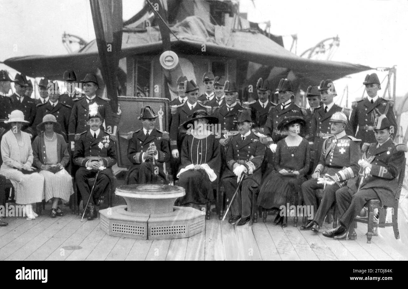 09/10/1922. Saint Sébastien. Visitez Regia. Mm SS. Les rois d'Espagne (X), entourés par les officiers du 'Curaçao' lors de leur visite au cuirassé anglais. Crédit : Album / Archivo ABC / Julio Duque Banque D'Images