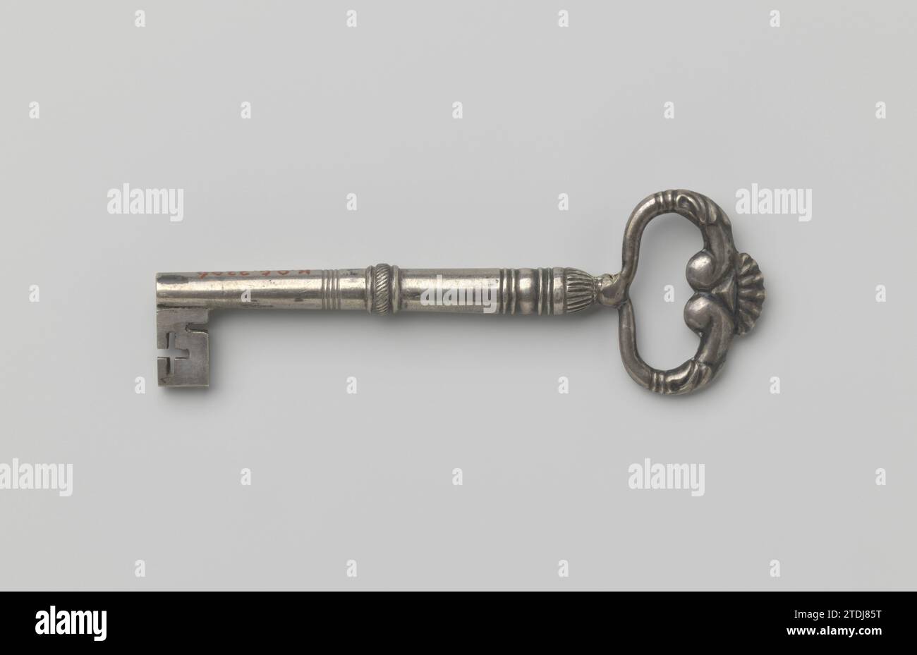 Clavette à pipe, c. 1700 - c. 1800 clavette à pipe dont l'oeil ovale est formé par deux volutes scellées par une coquille au sommet. L'arbre long est profilé. Clé de tube argentée (métal) dont l'oeil ovale est formé par deux volutes qui sont scellées par une coquille au sommet. L'arbre long est profilé. argent (métal) Banque D'Images