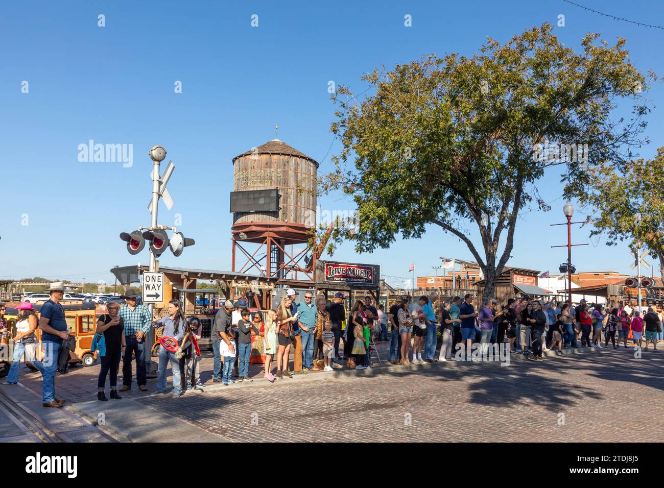 Fort Worth, Texas - 4 novembre 2023 : les gens visitent la gare de Stockyards située dans les célèbres Stockyards et attendent la performance de Longh Banque D'Images