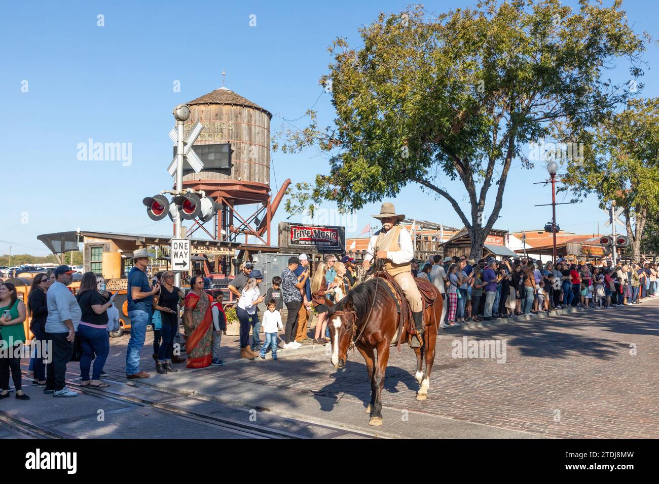 Fort Worth, Texas - 4 novembre 2023 : les gens visitent la gare de Stockyards située dans les célèbres Stockyards et attendent la performance de Longh Banque D'Images