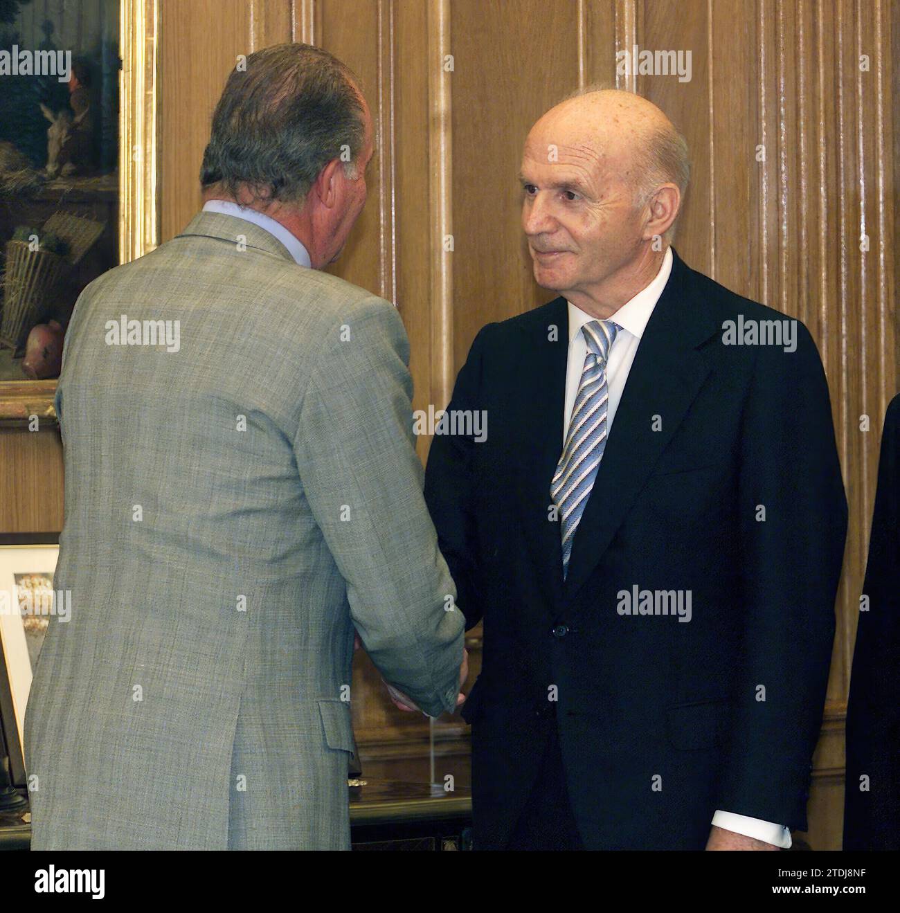 Madrid. 9. 2. 2004. Le Roi reçoit un exemplaire unique du Livre 'vingt-cinq ans de règne de HM Don Juan Carlos I'. Photo : Julián de Domingo. Crédit : Album / Archivo ABC / Julián de Domingo Banque D'Images