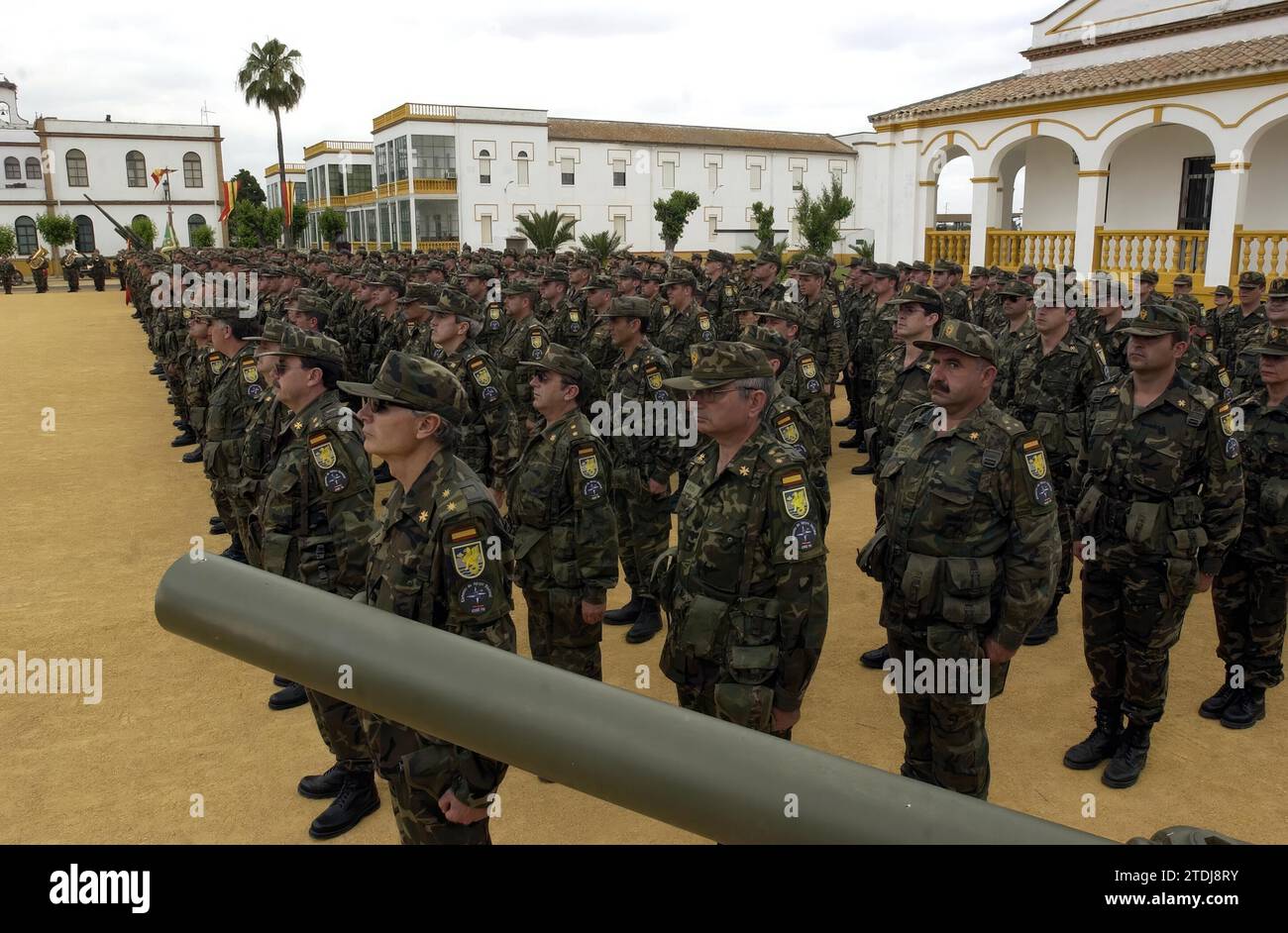 Séville, 05/07/2002. Adieu aux soldats qui quitteront la caserne de Queipo de Llano pour le Kosovo. Le quartier général du Commandement de soutien logistique du Sud, à Séville, a fait ses adieux hier aux forces espagnoles déployées dans la zone d'opérations du Kosovo, qui seront incluses dans l'opération Sierra kilo. Crédit : Album / Archivo ABC / Millán Herce Banque D'Images