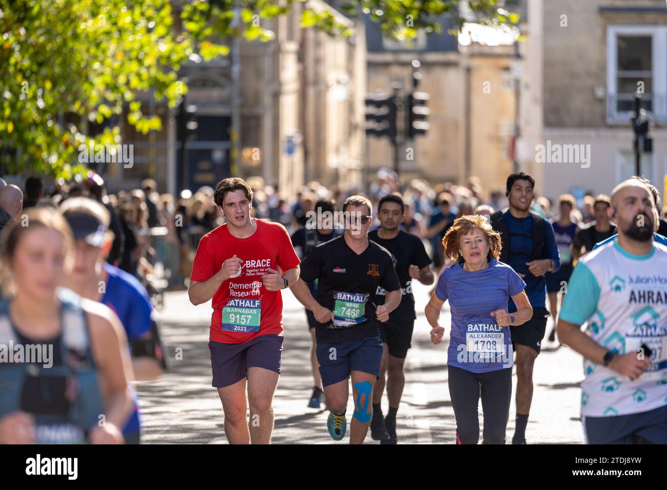 Bath, Royaume-Uni, 15 octobre 2023 : les coureurs prennent part au semi-marathon de Bath dans la ville historique de Somerset Banque D'Images