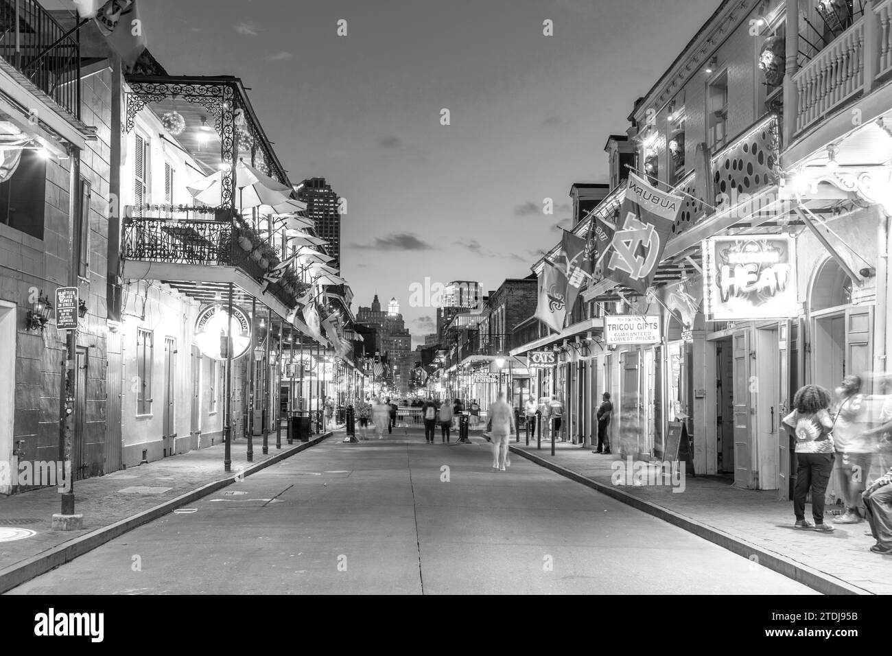 La Nouvelle-Orléans, États-Unis - 24 octobre 2023 : pubs et bars aux néons dans le quartier français, au centre-ville de la Nouvelle-Orléans. Banque D'Images
