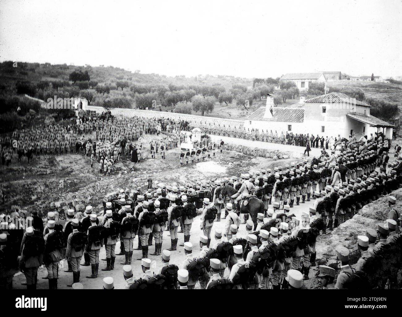 04/09/1911. Anniversaire de la mort d'un étudiant d'infanterie : messe de campagne célébrée en mémoire de l'âme de l'étudiant de l'académie de Tolède D. Luis Almanza le jour de l'anniversaire de sa mort dans le camp d'Alijares et devant le monument érigé sur le site du malheur. Crédit : Album / Archivo ABC / Rodero Banque D'Images