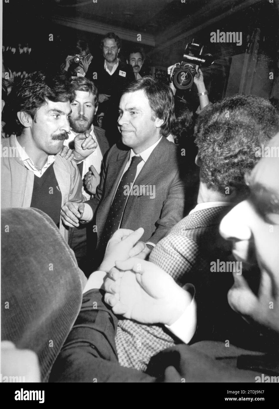 Felipe González Márquez à l'hôtel Palace à Madrid entouré de journalistes, salutation. Élections générales 1982. Crédit : Album / Archivo ABC / Ángel Carchenilla Banque D'Images